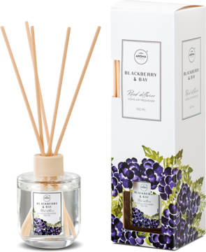 Aroma Home dyfuzor zapachowy Blackberry & Bay: szklana butelka z patyczkami obok białego pudełka z grafiką winogron.
