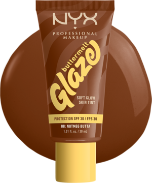 NYX Buttermelt Glaze Soft Glow Skin Tint SPF 30 Nutmeg Butta, brązowa tubka z żółtym napisem, widok z przodu.