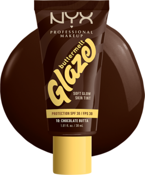 Frontalny widok brązowej tubki NYX Buttermelt Glaze Soft Glow Skin Tint SPF 30, odcień Chocolate Butta.