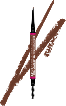 Czekoladowa kredka do brwi NYX Blade & Shade Nano Pencil z nano końcówką i szczoteczką, otoczona brązowymi pociągnięciami.