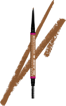 Dwustronna kredka NYX Blade & Shade Nano Brow Pencil Ash Blonde, ukośnie leży, obok cienkie i wypełnione swacze.