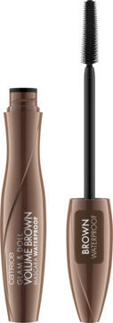 Brązowa maskara Catrice Glam & Doll Volume Brown Waterproof, otwarta. Obok tubki aplikator z czarną szczoteczką.