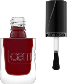 Głęboki czerwony żelowy lakier Catrice Gel Affair Caught On The Red Carpet. Butelka z aplikatorem obok, widok z przodu.