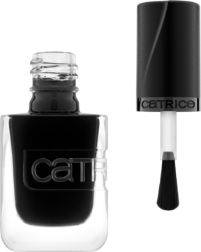 Czarny lakier Catrice Gel Affair Black To The Roots w szklanej butelce, z wyjętym pędzelkiem. Widok z przodu pod kątem.
