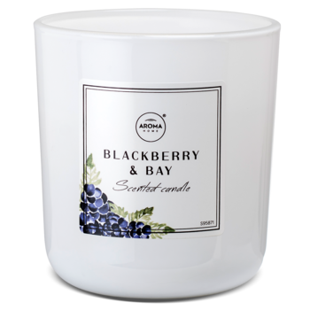 Biała świeca zapachowa Blackberry & Bay Aroma Home w szklanym pojemniku z etykietą z fioletowymi jeżynami, widok z przodu.