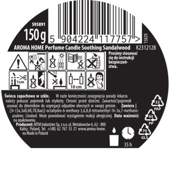 Tył czarnej etykiety świecy AROMA HOME Soothing Sandalwood 150g. Widoczne piktogramy bezpieczeństwa, kod kreskowy i 35h palenia.