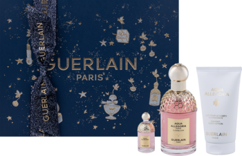 Guerlain Aqua Allegoria Florabloom zestaw: duża i mała różowa woda perfumowana, biały balsam, na tle granatowego pudełka.