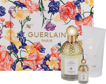 Zestaw Guerlain Aqua Allegoria Nerolia Vetiver: woda toaletowa, miniatura i balsam, na tle pudełka w czerwone kwiaty.