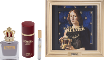 Zestaw Jean Paul Gaultier Scandal Pour Homme: szara butelka EDT z koroną, dezodorant i miniaturka, obok obrazu z postacią i koroną.