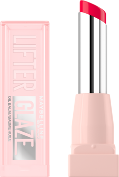 Maybelline Lifter Glaze Cherry Swirl: otwarty błyszczyk z czerwoną sztyftową pomadką i zamknięty balsam, jasnoróżowe opakowanie.