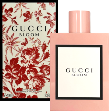 Damska woda perfumowana Gucci Bloom. Różowy flakon i pudełko w czerwone kwiaty i motyle, widok z przodu.