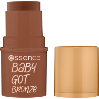 Otwarty kremowy bronzer Essence Baby Got Bronze w brązowym sztyfcie ze złotą nakrętką obok, widok z przodu.