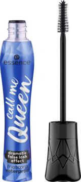 Wodoodporna mascara Essence Call Me Queen w niebieskiej butelce z efektem 3D i wyciągniętą czarną szczoteczką.