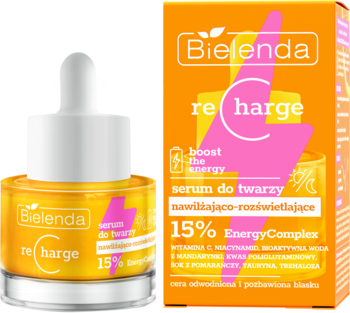 Bielenda Recharge serum nawilżające z witaminą C w butelce z zakraplaczem obok pomarańczowego opakowania.