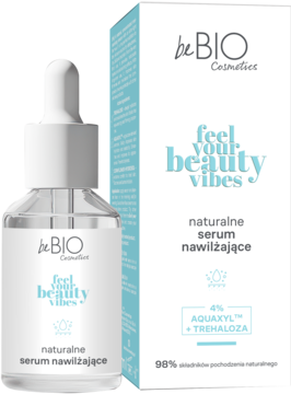 Naturalne serum nawilżające beBIO Feel Your Beauty Vibes z Aquaxyl™ i trehalozą w butelce z zakraplaczem, obok białe pudełko.