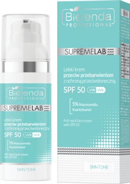 Bielenda Supremelab Lekki krem przeciw przebarwieniom SPF 50, butelka z pompką obok pudełka, miętowe akcenty.