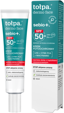 Biała tubka i pudełko kremu Tołpa Dermo Face Sebio+ SPF 50+ z LHA, cynkiem i niacynamidem, widok z przodu.