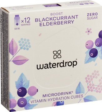 Waterdrop Boost Blackcurrant Elderberry microdrink, białe pudełko z grafiką czarnej porzeczki i bzu, widok z przodu.