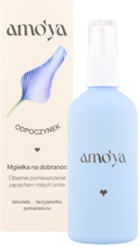 Amo'ya mgiełka na dobranoc w jasnoniebieskiej butelce sprayu, obok beżowego pudełka z lawendą i pomarańczą.