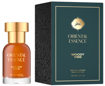 Skórzano-gourmandowe perfumy Oriental Essence Woody Vibe: bursztynowa butelka ze złotym korkiem i ciemnozielone pudełko.