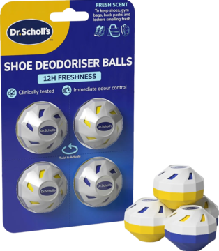 Opakowanie 4 kulek dezodorujących Dr. Scholl's do butów 12H Freshness, z luźnymi żółto-białymi kulkami obok.