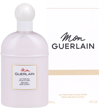 Mon Guerlain perfumowane mleczko do ciała w jasnoróżowej butelce i białym pudełku, stojące obok, widok z przodu.