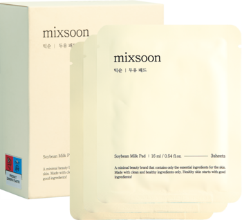 Mixsoon Soybean Milk Pads: stos jasnobeżowych płatków w foliowych saszetkach obok kartonowego opakowania, widok z przodu.