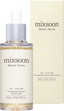 Mixsoon Master Serum, przezroczysta butelka ze złotym płynem i zakraplaczem, obok beżowe pudełko. Widok z przodu.