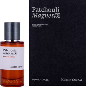 Perfumy Patchouli Magnetik Maison Crivelli, bursztynowa butelka obok czarnego pudełka, widok z przodu.