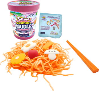 EPEE Slime Ramen Nudle: pomarańczowy slime z jajkiem, grzybkiem, kwiatkiem, pałeczkami i różowym opakowaniem w tle. Widok z góry.