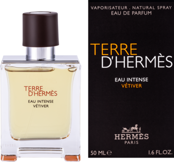 Męska woda perfumowana Hermès Terre D'Hermes Eau Intense Vetiver: butelka z bursztynowym płynem obok czarnego pudełka.