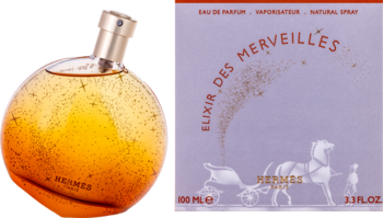 Butelka i pudełko damskiej wody perfumowanej Hermès Elixir des Merveilles: złota kula, fioletowe opakowanie z grafiką.