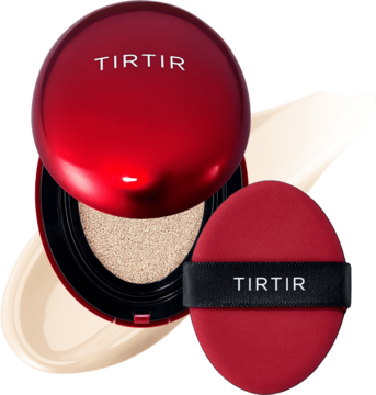 Czerwony podkład TIRTIR Mask Fit Red Cushion, otwarty, z puszkiem, na tle smugi beżowego fluidu, do twarzy.