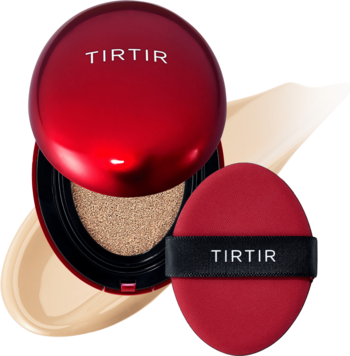 Otwarty czerwony podkład TIRTIR Mask Fit Red Cushion z beżową gąbką, obok czerwony puszek i próbka podkładu.