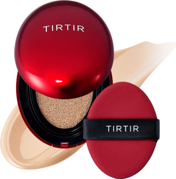 Czerwony podkład w kompakcie TIRTIR Mask Fit Red Cushion 23N Sand, otwarty, z puszkiem i smugą.