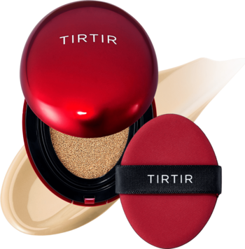 TIRTIR Mask Fit Red Cushion w czerwonym, otwartym kompakcie, beżowy podkład z puszkiem i smugami podkładu.