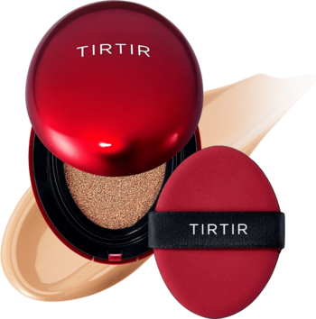 Czerwony podkład w kompakcie TIRTIR Mask Fit Red Cushion, otwarty, z puszkiem i beżową próbką koloru 27C Cool Beige.