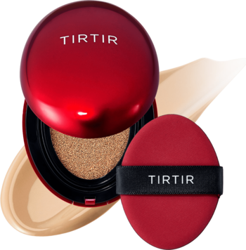 Otwarty, czerwony podkład TIRTIR Mask Fit Red Cushion 27N Camel z puszkiem, na tle rozmazanej warstwy podkładu.