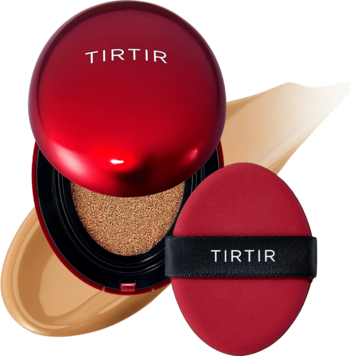 Otwarty, czerwony kompakt TIRTIR Mask Fit Red Cushion 31N French Beige. Widoczny puszek i próbka półmatowego podkładu.