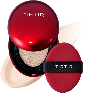 Otwarty czerwony kompakt TIRTIR Mask Fit Red Cushion 17C Porcelain z kryjącym podkładem i puszkiem na jasnym swatchu.