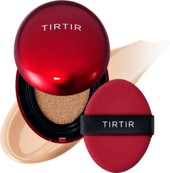 TIRTIR Mask Fit Red Cushion 24N Latte, otwarty czerwony podkład w kompakcie z puszkiem, na tle kremowego swatcha.