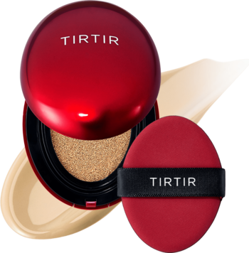 Czerwony, otwarty podkład TIRTIR Mask Fit Red Cushion 24W Soft Beige z widocznym wkładem, obok czerwony puszek, na tle beżowych smug.