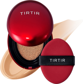 Czerwony podkład TIRTIR Mask Fit Red Cushion, otwarty z gąbką i puszkiem. W tle beżowe próbki 27C Cool Beige.