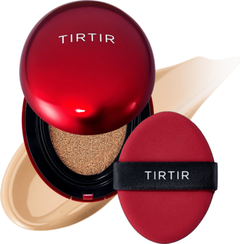 Czerwony podkład TIRTIR Mask Fit Red Cushion 27N Camel. Otwarte opakowanie z gąbką, obok puff i smugi podkładu.