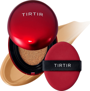 Czerwony otwarty kompakt TIRTIR Mask Fit Red Cushion 31N French Beige z beżowym podkładem i puszkiem obok. Kryjący.