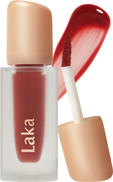 Laka Fruity Glam Tint Cherry, błyszcząca pomadka w płynie w matowej butelce. Aplikator z intensywną czerwoną smugą.