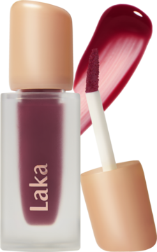 Laka Fruity Glam Tint Envy: matowa butelka z beżowym korkiem, aplikator i swatch błyszczącej pomadki burgund.
