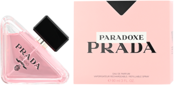 Prada Paradoxe: różowa, trójkątna butelka perfum z czarną nakrętką obok pasującego różowego pudełka.