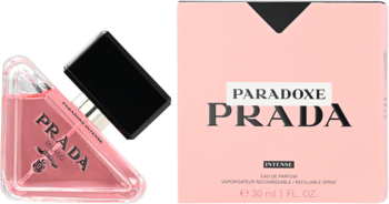 Woda perfumowana Prada Paradoxe: różowa, trójkątna butelka na boku obok pionowego pudełka z logo.