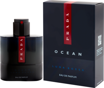 Ciemny flakon Prada Luna Rossa Ocean EDP i pudełko obok, z czerwonym pionowym paskiem, widok pod kątem.